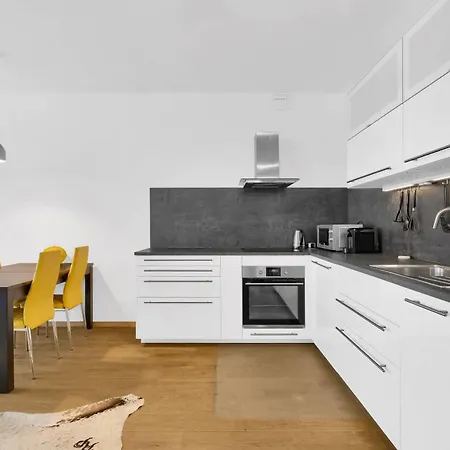 Riverside Luxury With Garage Lägenhet