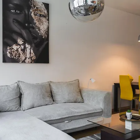 Riverside Luxury With Garage *