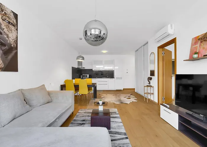 Riverside Luxury With Garage *