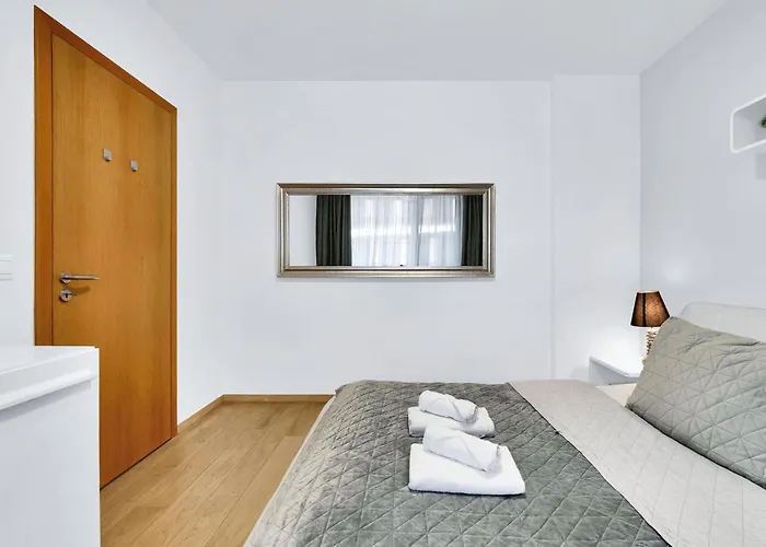 Riverside Luxury With Garage