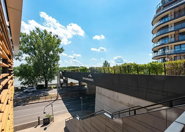 דירה Riverside Luxury With Garage ברטיסלאבה