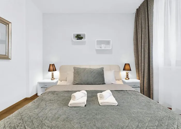 Riverside Luxury With Garage *