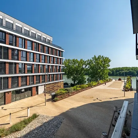 Riverside Luxury With Garage Apartmán