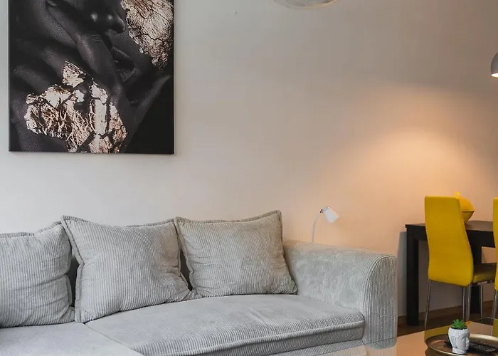 Riverside Luxury With Garage *